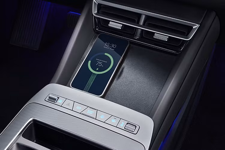 Tương tự Tang L, BYD Atto 8 cũng sở hữu kích thước dài x rộng x cao lần lượt 5.040 x 1.996 x 1.760 mm và chiều dài cơ sở 2.950 mm. Như vậy, mẫu xe này là đối thủ của những cái tên quen thuộc như Hyundai Palisade và Ford Explorer.