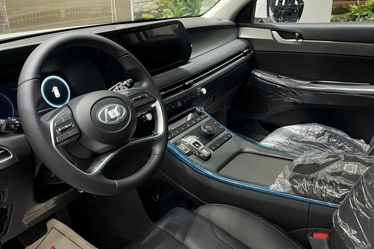 Gói ưu đãi thứ hai là gia hạn bảo hành lên 8 năm hoặc 120.000 km. Ngoài ra, xe còn được miễn phí bảo dưỡng lên đến 5 năm kèm các quà tặng khác như bảo hiểm vật chất, voucher nhiên liệu (áp dụng tuỳ từng mẫu xe, phiên bản) và quyền lợi Hội viên khách hàng Hyundai hạng Bạch Kim. Tổng giá trị ưu đãi của gói này cũng lên tới 200 triệu đồng.