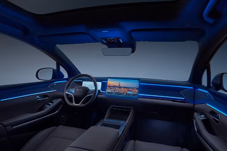 BYD Atto 8 EV có thể tăng tốc từ 0-100 km/h trong 3,9 giây và sử dụng pin LFP với dung lượng 100,5 kWh. Nhờ đó, xe có phạm vi hoạt động từ 560-670 km cho mỗi lần sạc.