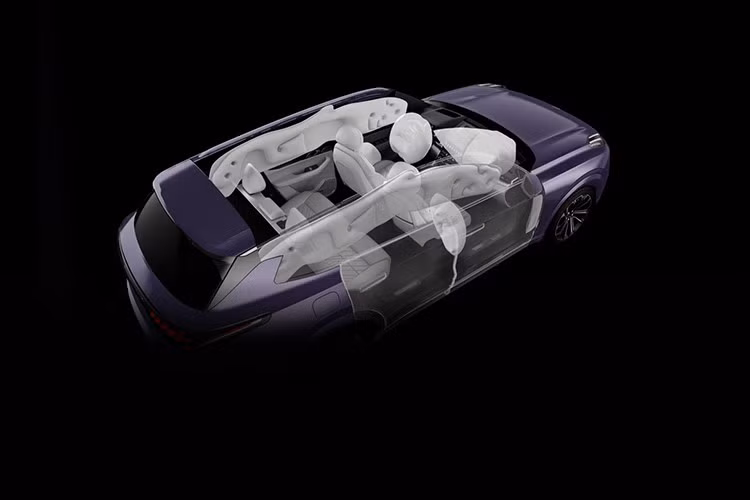 Về ngoại thất, Lynk &amp; Co 09 MHEV có hai màu mới: tím và xanh lá cây. Ngoài ra xe cũng có mâm mới. Cốp xe Lynk &amp; Co 09 có dung tích tiêu chuẩn là 691 lít. Khi hàng ghế thứ hai gập lại, con số này đạt 1.522 lít.