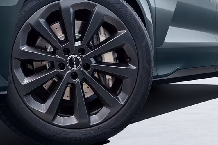 Xe hỗ trợ sạc nhanh DC 71 kW - một con số khá ấn tượng với mẫu SUV gia đình 7 chỗ cỡ lớn như BYD Atto 8. Phiên bản chạy hoàn toàn bằng điện (EV) của BYD Atto 8 cũng sẽ được bán song song với bản hybrid cắm sạc. BYD Atto 8 EV có hai phiên bản là dẫn động cầu sau RWD và dẫn động 4 bánh 4WD.