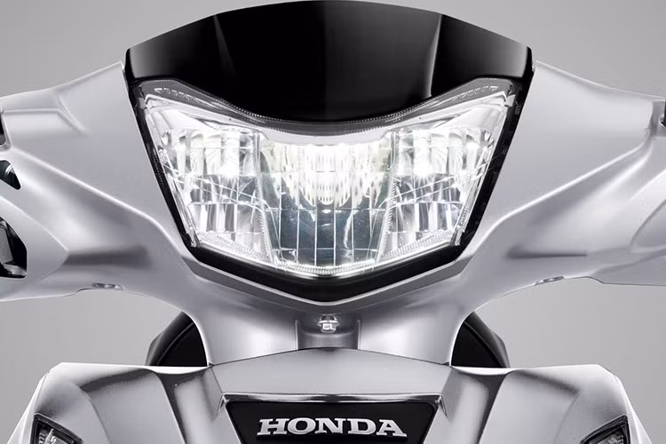 Ở phiên bản Đặc biệt màu bạc đen xám mới theo tông sáng phối cùng ốp khe gió màu xám đậm tăng thêm vẻ cuốn hút và thời thượng, giúp tổng thể xe trở nên nổi bật vẻ cao cấp, hiên đại, giúp chủ sở hữu tự tin thể hiện phong cách của mình trên mọi hành trình.