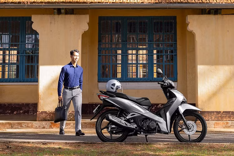 Mức giá xe Honda Future 125 FI 2026 tại Việt Nam được công bố chính hãng lần lượt 32,79 triệu, 32,29 triệu và 31,09 triệu đồng, đã bao gồm 10% VAT. Xe có chế độ bảo hành 3 năm hoặc 30.000 km, tùy điều kiện nào đến trước.