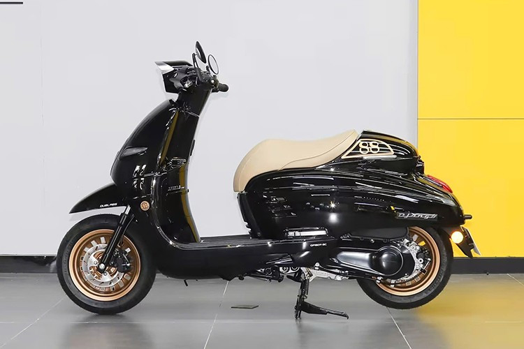 Peugeot Django 150 2025 mới được phân phối với nhiều tùy chọn màu sắc bắt mắt, bao gồm Trắng Tuyết thanh lịch, Bạc Ánh Kim nổi bật, Vàng Lá Mùa Thu gợi nhớ mùa thu, Xanh Rừng Rậm với kết cấu mờ, và Đen Mạ Vàng tạo hiệu ứng cát kim loại dưới ánh sáng.