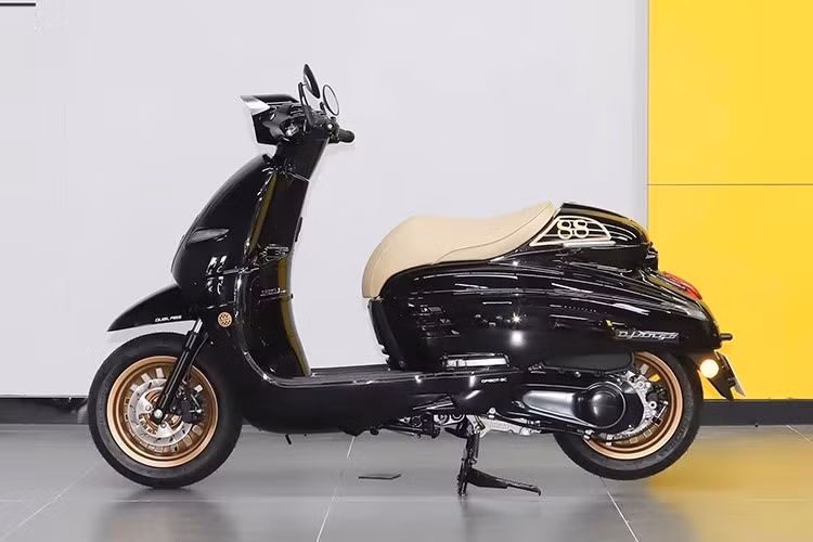 Peugeot Django 150 2025 mới được phân phối với nhiều tùy chọn màu sắc bắt mắt, bao gồm Trắng Tuyết thanh lịch, Bạc Ánh Kim nổi bật, Vàng Lá Mùa Thu gợi nhớ mùa thu, Xanh Rừng Rậm với kết cấu mờ, và Đen Mạ Vàng tạo hiệu ứng cát kim loại dưới ánh sáng.