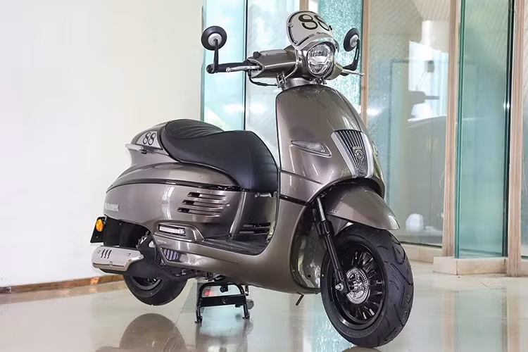 Động cơ mới của xe đã được cải tiến để tiết kiệm nhiên liệu hơn 8% so với thế hệ trước, đồng thời giảm độ ồn xuống 3dB và tăng nhẹ tốc độ tối đa. Mức giá xe Peugeot Django 150 2025 tại thị trường Trung Quốc khởi điểm từ 15.800 nhân dân tệ (khoảng 58 triệu đồng).