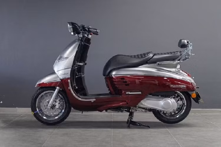 "Dàn chân" với phanh ABS 2 kênh của xe kết hợp với lốp Michelin City Grip, giúp giảm khoảng cách phanh trên đường trơn trượt tới 1,8 mét, mang lại sự tự tin cho người lái hơn so với Honda SH Mode chỉ có ABS ở bánh trước.