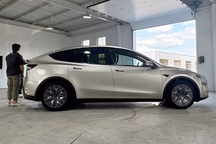 Đây là phiên bản kéo dài trục cơ sở của Model Y, tăng thêm 150 mm chiều dài và 44 mm chiều cao, cho phép bố trí 3 hàng ghế theo cấu hình 2+2+2. Giá bán khởi điểm từ 47.120 USD(khoảng hơn 1 tỷ đồng), dự kiến giao xe từ tháng 9/2025.