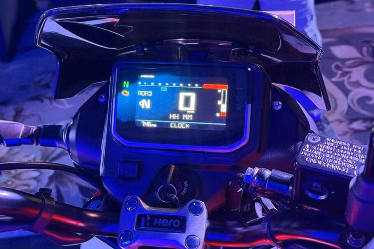 Bảng đồng hồ của xe bao gồm điều hướng từng chặng, thông báo cuộc gọi, hiển thị số, dữ liệu tiết kiệm nhiên liệu, cảm biến ánh sáng tự điều chỉnh độ sáng màn hình, và cả kết nối Bluetooth.