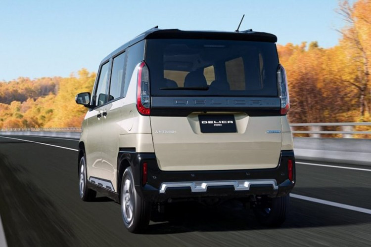 Ở phía trước, cụm đèn pha với dải LED bán nguyệt lấy cảm hứng từ Land Rover Defender đã được tăng kích thước. Lưới tản nhiệt trông dày dặn hơn, gợi nhớ đến xe việt dã Jeep, trong khi logo được thiết kế nhô về phía trước. Cản trước cũng được tinh chỉnh với chi tiết chữ "X" sơn cùng màu thân xe.