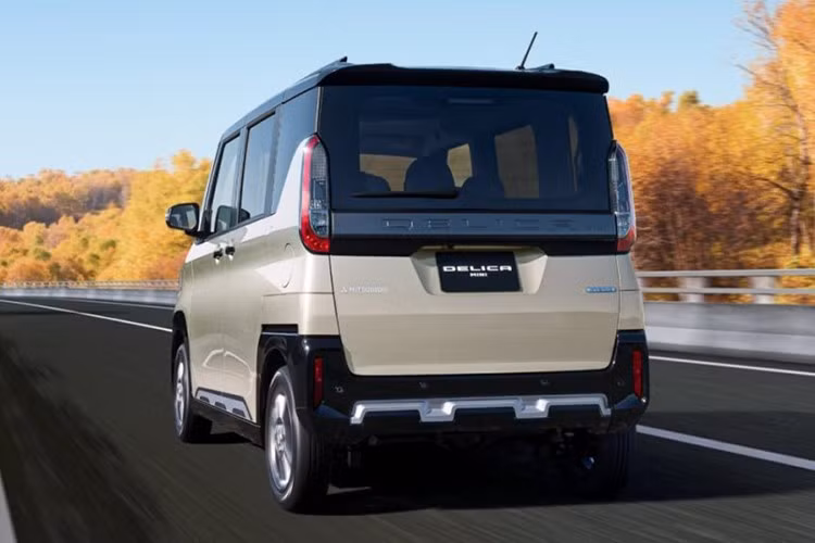 Ở phía trước, cụm đèn pha với dải LED bán nguyệt lấy cảm hứng từ Land Rover Defender đã được tăng kích thước. Lưới tản nhiệt trông dày dặn hơn, gợi nhớ đến xe việt dã Jeep, trong khi logo được thiết kế nhô về phía trước. Cản trước cũng được tinh chỉnh với chi tiết chữ "X" sơn cùng màu thân xe.