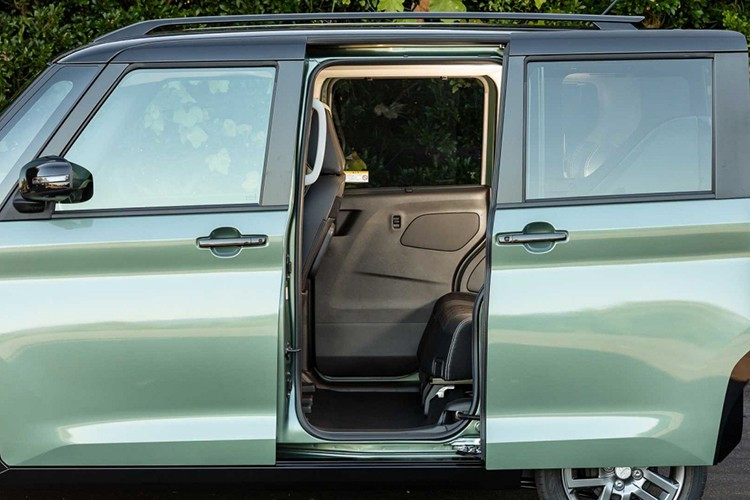 Nắp ca-pô, hốc bánh trước và cửa xe được dập gân sắc nét hơn. Góc trên của kính chắn gió được đẩy về phía trước thêm 115 mm, giúp xe có dáng đứng vững chãi hơn. Một thay đổi quan trọng khác là cột D liền khối mới, thay thế thiết kế kính liền mạch của thế hệ cũ trước. Ở phía sau, xe được trang bị cụm đèn hậu LED hiện đại hơn, ốp trang trí cùng màu thân xe trên cửa sau và tấm ốp gầm lớn hơn.