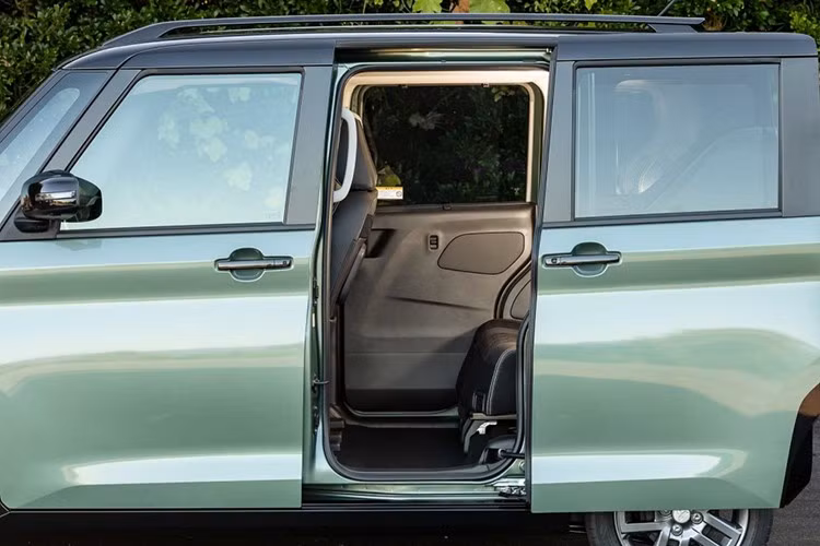 Nắp ca-pô, hốc bánh trước và cửa xe được dập gân sắc nét hơn. Góc trên của kính chắn gió được đẩy về phía trước thêm 115 mm, giúp xe có dáng đứng vững chãi hơn. Một thay đổi quan trọng khác là cột D liền khối mới, thay thế thiết kế kính liền mạch của thế hệ cũ trước. Ở phía sau, xe được trang bị cụm đèn hậu LED hiện đại hơn, ốp trang trí cùng màu thân xe trên cửa sau và tấm ốp gầm lớn hơn.