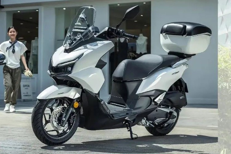 Honda lại tiên phong về công nghệ khi ra mắt mẫu maxi scooter NWT150 hoàn toàn mới. Không chỉ sở hữu thiết kế và tính năng cao cấp, đây còn là chiếc xe tay ga Honda đầu tiên được trang bị hệ thống radar sóng milimet để phát hiện điểm mù và là mẫu xe phổ thông đầu tiên với trang bị này.