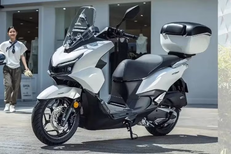 Honda lại tiên phong về công nghệ khi ra mắt mẫu maxi scooter NWT150 hoàn toàn mới. Không chỉ sở hữu thiết kế và tính năng cao cấp, đây còn là chiếc xe tay ga Honda đầu tiên được trang bị hệ thống radar sóng milimet để phát hiện điểm mù và là mẫu xe phổ thông đầu tiên với trang bị này.