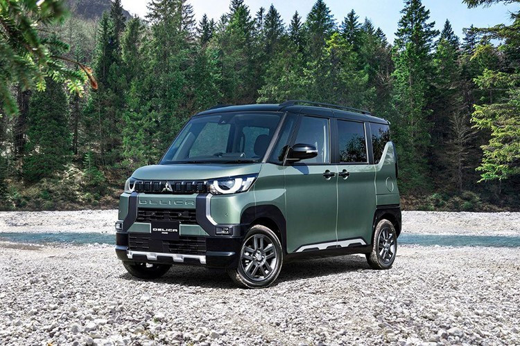 Người lái có thể chọn năm chế độ vận hành, bao gồm Power, Normal, Eco, Gravel, Snow, tùy theo địa hình. Xe được trang bị giảm xóc Kayaba Prosmooth mới, hứa hẹn mang lại trải nghiệm êm ái hơn cùng hệ thống treo tinh chỉnh riêng cho bản 4WD.