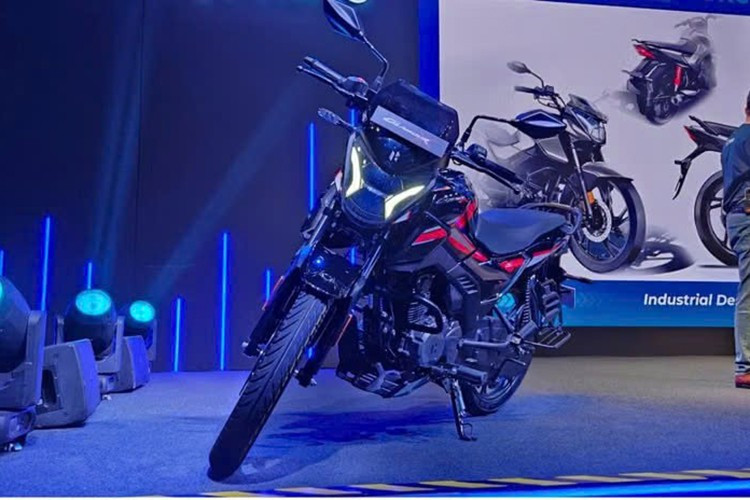 Xe còn có hộc chứa đồ nhỏ dưới yên, và sử dụng lốp nylon bản rộng để tăng độ bám đường và ổn định. Đặc biệt, người lái sẽ được trải nghiệm một bảng đồng hồ LCD kỹ thuật số với hơn 60 chức năng.