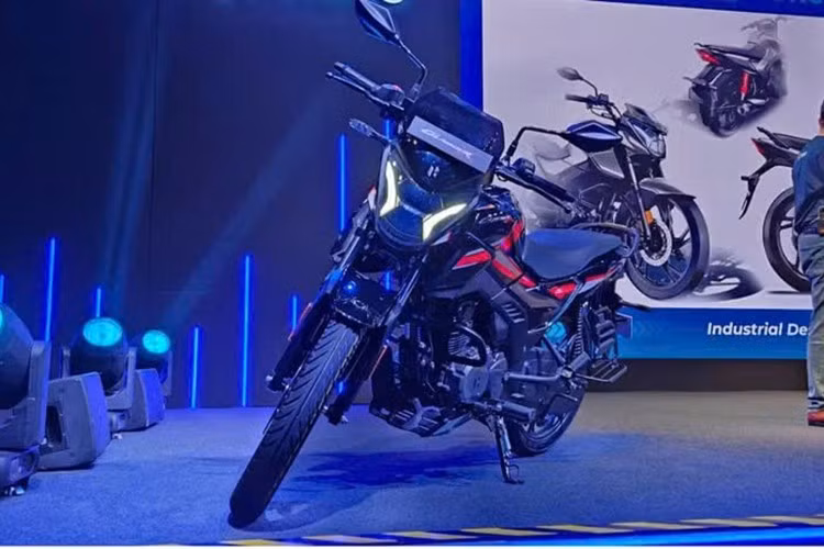 Xe còn có hộc chứa đồ nhỏ dưới yên, và sử dụng lốp nylon bản rộng để tăng độ bám đường và ổn định. Đặc biệt, người lái sẽ được trải nghiệm một bảng đồng hồ LCD kỹ thuật số với hơn 60 chức năng.