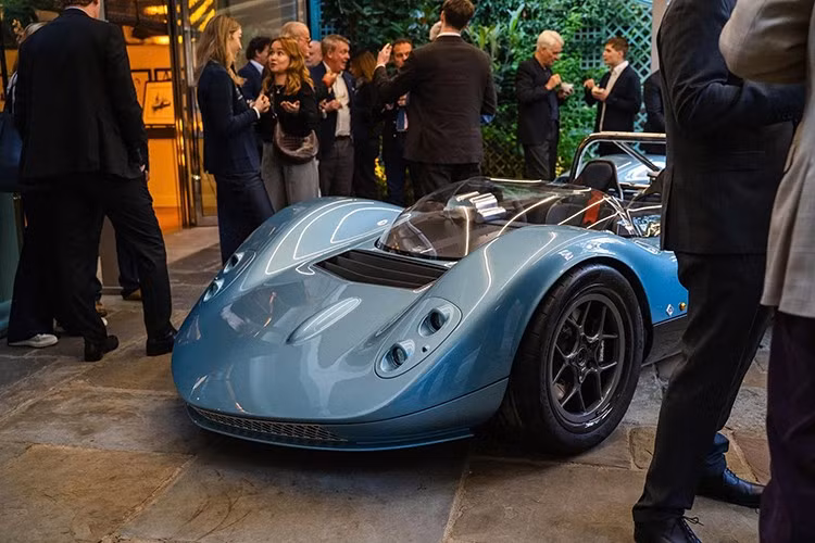 Dĩ nhiên, bản thân Twin Mill được lấy cảm hứng từ một số mẫu xe đua độ điên rồ nhất được chế tạo vào cuối những năm 60 và đầu những năm 70, chính là nguồn cảm hứng mà Nicolas Cars đã sử dụng để thiết kế chiếc flagship của họ, và hiện là mẫu xe duy nhất được sản xuất hàng loạt. Nhưng trên thực tế, nguồn cảm hứng chính là chiếc xe đua McLaren M1A Group 7 lừng danh những năm 1960.