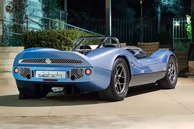 Tổng cộng, chỉ có 100 chiếc Nichols N1A được sản xuất cho toàn thế giới, với giá 450.000 bảng Anh, tương đương khoảng 582.000 đô la Mỹ. Thực tế mà nói, Nichols hoàn toàn có thể bán được với giá gấp đôi mà vẫn bán được hết. Với số tiền bỏ ra, bạn nhận được rất nhiều giá trị.