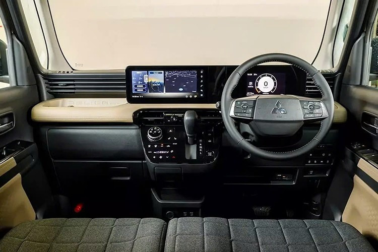 Trong khi đó, chiều dài của Mitsubishi Delica Mini vẫn giữ nguyên ở mức 3.395 mm nhằm đáp ứng đúng quy định của xe kei car tại Nhật Bản. Bên trong mẫu xe này là khoang nội thất mang phong cách kỹ thuật số hiện đại hơn với bảng đồng hồ 7 inch và màn hình thông tin giải trí 12,3 inch nằm trên cùng một cụm hiển thị.