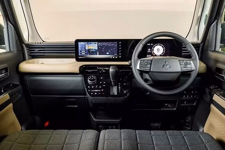 Trong khi đó, chiều dài của Mitsubishi Delica Mini vẫn giữ nguyên ở mức 3.395 mm nhằm đáp ứng đúng quy định của xe kei car tại Nhật Bản. Bên trong mẫu xe này là khoang nội thất mang phong cách kỹ thuật số hiện đại hơn với bảng đồng hồ 7 inch và màn hình thông tin giải trí 12,3 inch nằm trên cùng một cụm hiển thị.