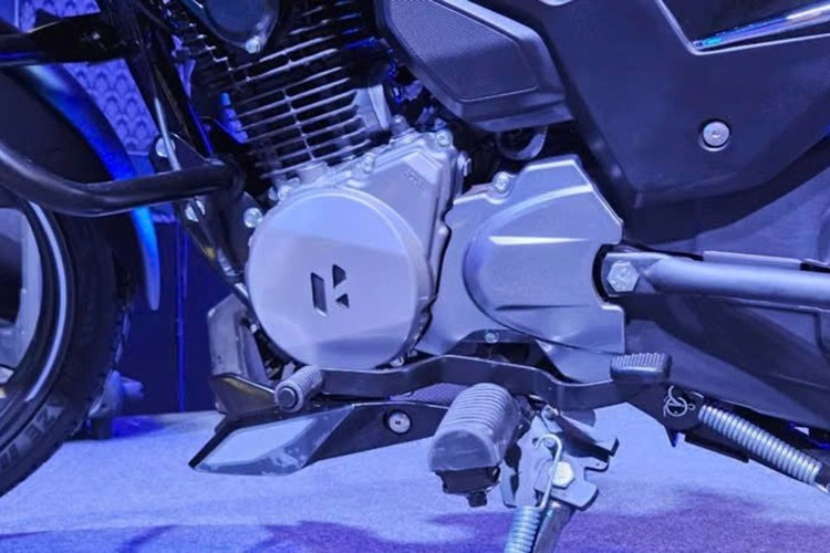 Động cơ này được cải tiến với trục cân bằng và xích cam vận hành êm, mang lại trải nghiệm lái mượt mà, êm ái hơn trước. Âm thanh ống xả cũng được thiết kế lại theo hướng trầm, chắc, tạo cảm giác mạnh mẽ và thể thao hơn.