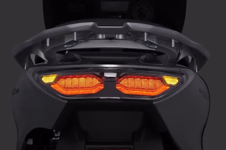 Khá kỳ lạ là thiết kế đuôi xe Honda NWT150 2025 hoàn toàn mới này thiết kế khá đơn giản, tương tự "người anh em" Honda Lead 125 tại Việt Nam vì không hầm hố như phần đầu xe.