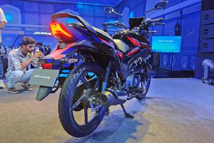 Mẫu xe này phù hợp với thể trạng người dùng châu Á, và yên sau được nới rộng thêm 16%, giúp người ngồi sau thoải mái hơn. Khoảng sáng gầm đạt 170mm, phù hợp cả khi di chuyển trong điều kiện đường xá xấu.