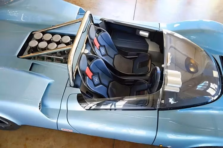 Phần đầu xe thấp sát mặt đất và hơi nghiêng một chút và phần trên của động cơ mạnh mẽ nhô ra khỏi khoang động cơ lộ thiên phía sau hai ghế ngồi.