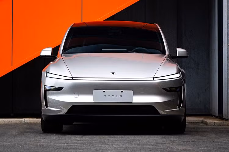 Theo lý giải từ nhiều người trải nghiệm mẫu xe này cho hay, nguyên nhân hàng ghế thứ ba của Model Y L chưa đạt kỳ vọng đến từ việc Tesla giữ nguyên kiểu dáng SUV coupe, giúp xe vẫn mang thiết kế đặc trưng nhưng phải đánh đổi sự thoải mái và tính thực dụng.