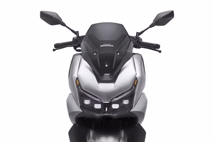 Phần đầu xe nổi bật với bộ 4 đèn pha LED projector trông tương tự những mẫu maxi scooter hàng đầu như X-ADV và Forza 750 , khiến diện mạo xe trông cao cấp và hiện đại.