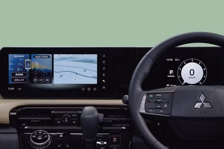 Xe cũng sử dụng vật liệu cao cấp hơn với chi tiết ốp màu be sang trọng, cách âm tốt hơn và nhiều cách sắp xếp ghế linh hoạt. Ngoài ra, Mitsubishi Delica Mini còn sở hữu gói hỗ trợ lái nâng cao ADAS mở rộng và hệ thống camera toàn cảnh 3D Multi Around Monitor với 4 cảm biến nhằm cải thiện độ an toàn.