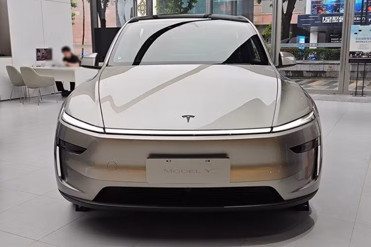 Theo CEO Elon Musk, mẫu xe này có thể không bao giờ bán tại Mỹ do sự phát triển nhanh chóng của xe tự lái, khiến nhu cầu về SUV 6 chỗ truyền thống giảm dần. Tại Mỹ, Tesla hiện dồn lực cho dịch vụ robotaxi và Cybercab.