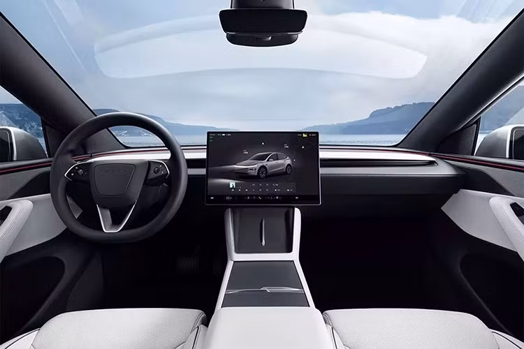 Nội thất Tesla Model Y L 2025 nổi bật với hàng ghế thứ hai gồm hai ghế độc lập có sưởi, thông gió và tay vịn chỉnh điện, trong khi hàng ghế thứ ba được bổ sung nhưng bộc lộ nhiều hạn chế. Dù có thêm khoảng để chân và tính linh hoạt nhờ hàng ghế giữa trượt được, hàng ghế thứ ba vẫn bị đánh giá là “ghế dài nhỏ”, chỉ phù hợp sử dụng ngắn hạn.