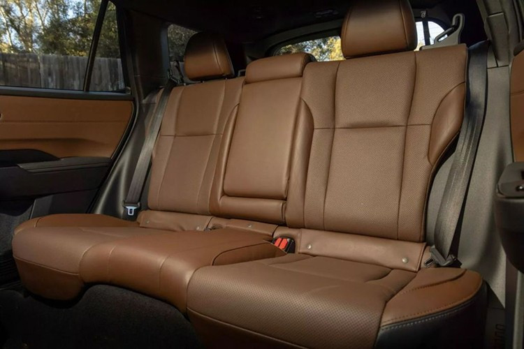 Bản Outback Touring sẽ có giá 45.395 USD (1,2 tỷ đồng). Bản này có thêm các trang bị nổi bật như: ghế trước thông gió bọc da Nappa, ghế lái chỉnh điện 12 hướng, gương tự động làm mờ với HomeLink, camera 360 độ cùng hệ thống EyeSight thế hệ mới hỗ trợ lái rảnh tay trên cao tốc.