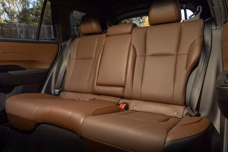 Bản Outback Touring sẽ có giá 45.395 USD (1,2 tỷ đồng). Bản này có thêm các trang bị nổi bật như: ghế trước thông gió bọc da Nappa, ghế lái chỉnh điện 12 hướng, gương tự động làm mờ với HomeLink, camera 360 độ cùng hệ thống EyeSight thế hệ mới hỗ trợ lái rảnh tay trên cao tốc.