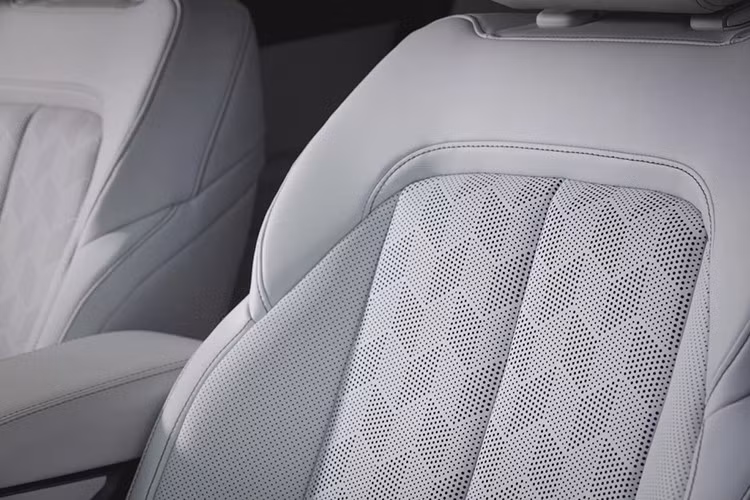 Trong khi ngoại thất sắc sảo và cá tính gợi nhớ về Grand Cherokee và các thế hệ đầu tiên, cabin sang trọng lại kế thừa những đường nét của mẫu SUV hạng sang cỡ lớn Wagoneer S. Người lái ngồi sau vô lăng vuông vức và nhìn vào cụm đồng hồ kỹ thuật số 10,25 inch. Hệ thống thông tin giải trí Uconnect 5 12,3 inch được trang bị sẵn với Android Auto và Apple CarPlay không dây.