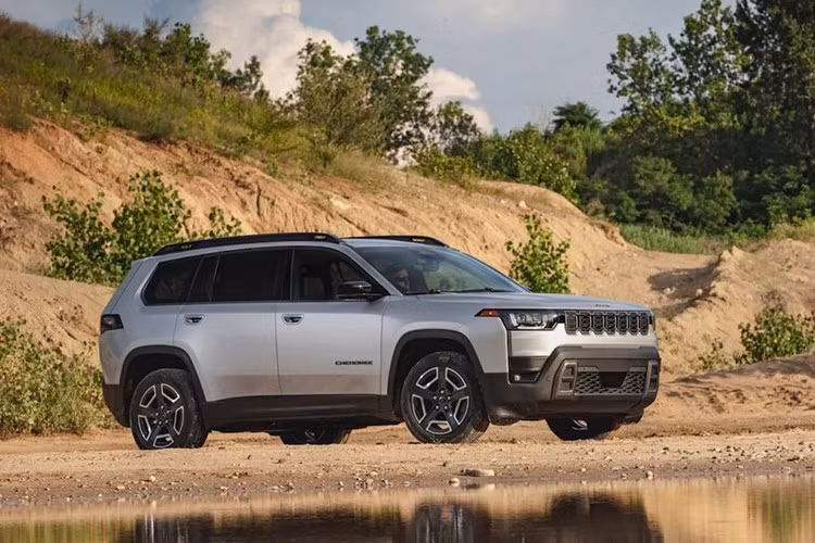 Phần mui xe cao ráo với các cửa kính rộng, trong khi tay nắm cửa âm vào thân. Chúng được kết hợp với bộ vành 17 đến 20 inch, đi kèm lốp Nexen Roadian GTX hoặc Pirelli Scorpion MS tuỳ phiên bản. Phía sau xe là cửa hậu được cách điệu mạnh mẽ với những đường cắt tinh tế một lần nữa gợi nhớ đến Cherokee XJ.