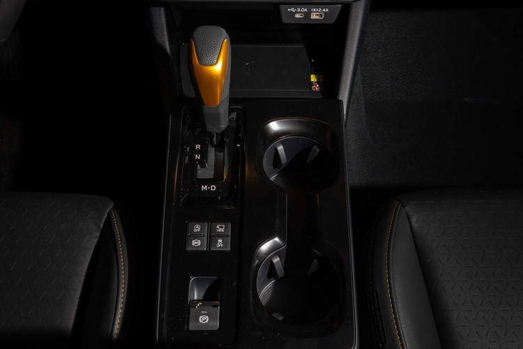 Cuối cùng là Outback Wilderness, phiên bản off-road chuyên dụng với khoảng sáng gầm nâng lên 241 mm. Bản này có giảm xóc điều khiển điện tử, cản và ốp bảo vệ thiết kế riêng, mâm 17 inch cùng lốp Bridgestone Dueler.