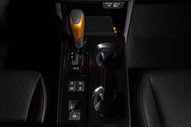 Cuối cùng là Outback Wilderness, phiên bản off-road chuyên dụng với khoảng sáng gầm nâng lên 241 mm. Bản này có giảm xóc điều khiển điện tử, cản và ốp bảo vệ thiết kế riêng, mâm 17 inch cùng lốp Bridgestone Dueler.