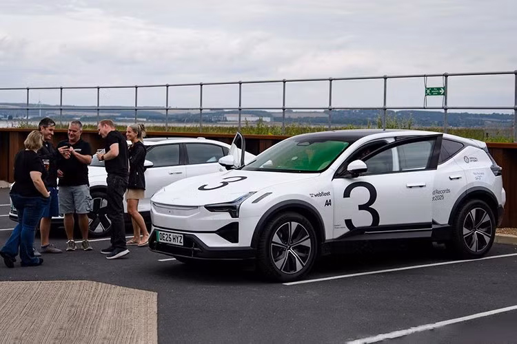 Tính riêng nửa đầu năm 2025, Polestar bán được 30.319 xe toàn cầu, tăng 51% so với cùng kỳ 2024. Riêng tại Anh - thị trường lớn nhất của hãng, doanh số đạt 8.323 xe, tăng 203%. Ngược lại, thị trường Trung Quốc ảm đạm khiến Polestar dự kiến rút khỏi quốc gia này vào cuối năm 2025.