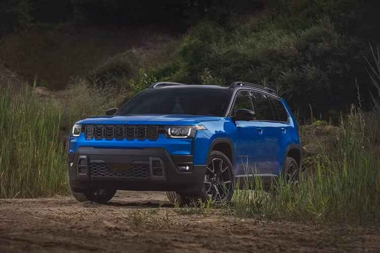 Cherokee 2026 có giá khởi điểm chỉ từ 36.995 đô la, bao gồm cả phí vận chuyển 1.995 đô la. Việc giao hàng dự kiến ​​bắt đầu vào cuối năm nay, với trọng tâm ban đầu sẽ là các phiên bản Limited và Overland. Các phiên bản Cherokee và Laredo rẻ hơn sẽ ra mắt vào đầu năm 2026, và tất cả đều được nhập khẩu từ Toluca, Mexico.