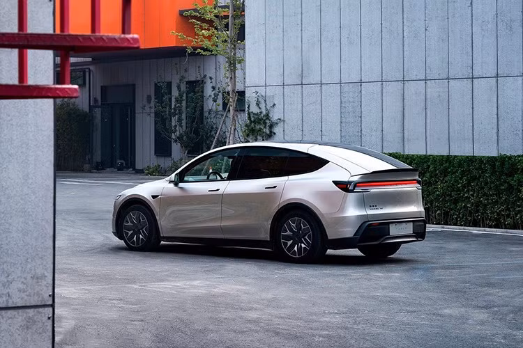 Tesla Model Y L sử dụng hệ dẫn động 4 bánh toàn thời gian, trang bị bộ giảm xóc biến thiên liên tục và có khả năng tăng tốc 0-100 km/h trong 4,5 giây. Phạm vi hoạt động theo chuẩn CLTC đạt 751 km nhờ bộ pin dung lượng lớn.