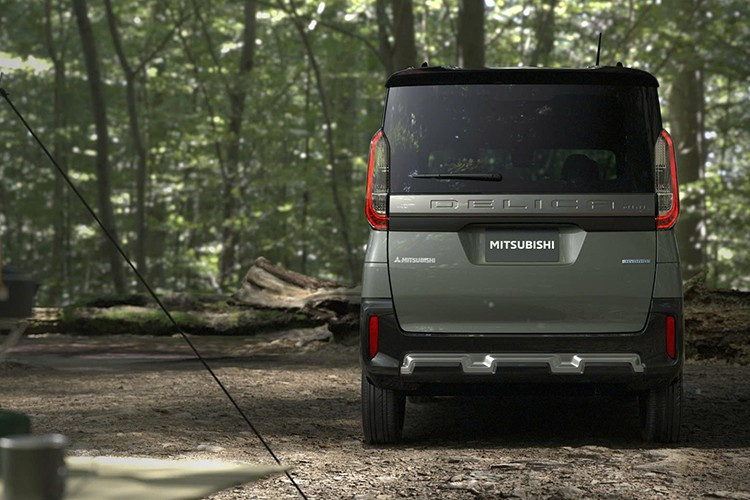 Chưa dừng ở đó, Mitsubishi còn giới thiệu thế hệ mới của eK Space. Mẫu xe van cỡ nhỏ này dùng chung nền tảng khung gầm, nội thất và phần lớn chi tiết thân vỏ với Delica Mini, nhưng có thiết kế đầu xe khác biệt, gầm thấp hơn đồng thời lược bỏ các chi tiết ốp nhựa cũng như tấm ốp gầm.