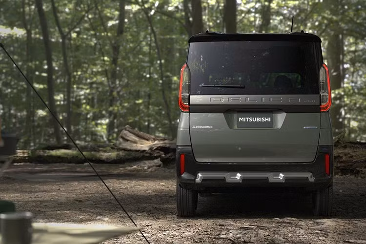 Chưa dừng ở đó, Mitsubishi còn giới thiệu thế hệ mới của eK Space. Mẫu xe van cỡ nhỏ này dùng chung nền tảng khung gầm, nội thất và phần lớn chi tiết thân vỏ với Delica Mini, nhưng có thiết kế đầu xe khác biệt, gầm thấp hơn đồng thời lược bỏ các chi tiết ốp nhựa cũng như tấm ốp gầm.