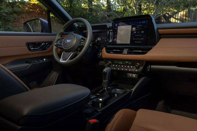 Cung cấp sức mạnh cho bản Outback Premium tiêu chuẩn là động cơ boxer 4 xi-lanh 2.5L tạo ra công suất 180 mã lực và mô-men xoắn 241 Nm. động cơ kết hợp cùng hộp số CVT và hệ thống dẫn động bốn bánh đối xứng. Ở các phiên bản cao cấp hơn, Subaru mang đến nhiều lựa chọn đa dạng cho khách hàng.