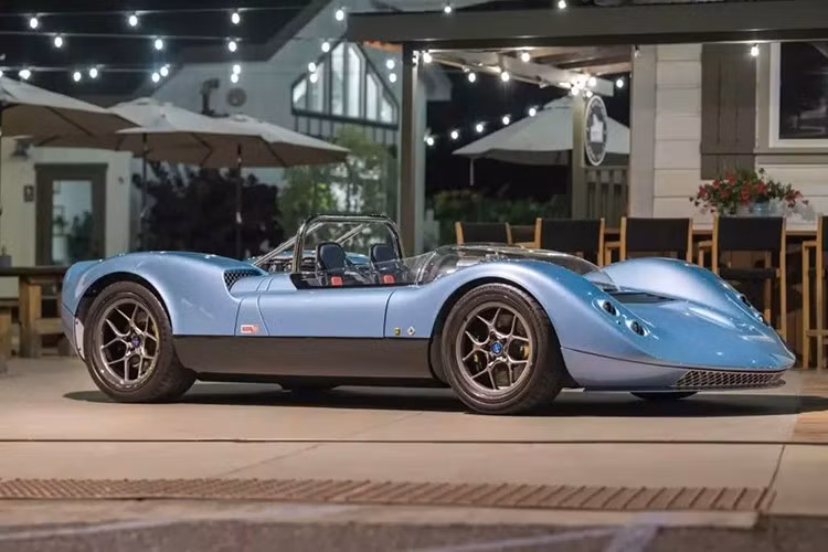 Bên cạnh đó, còn có 15 chiếc Icon 88, trong đó, xe ICON 88-series N1A, được trưng bày tại Pebble Beach năm nay, là sự tri ân dành cho mỗi chiến thắng của McLaren MP4/4, một trong nhiều nguồn cảm hứng đua xe của N1A.