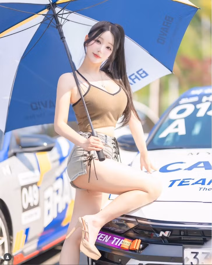 Sau khi Stellar Blade ra mắt, cái tên Yoon Seol-hwa nhanh chóng phủ sóng khắp mạng xã hội, từ cộng đồng game thủ cho đến giới thời trang và thể hình. Cô được ca ngợi là “nàng kiếm tinh đời thực”, là biểu tượng cho nét đẹp vừa hiện đại vừa táo bạo của phụ nữ. Những bài đăng của cô thường thu hút hàng chục nghìn lượt yêu thích chỉ trong vài giờ, đi kèm vô số bình luận khen ngợi