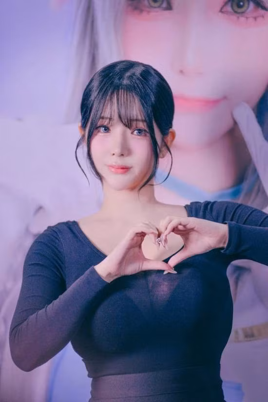 Dù không hở quá nhiều, nhưng chính sự khéo léo trong cách phối đồ và phong thái quyến rũ của nàng hot girl đã khiến bầu không khí như nóng lên từng khung hình.